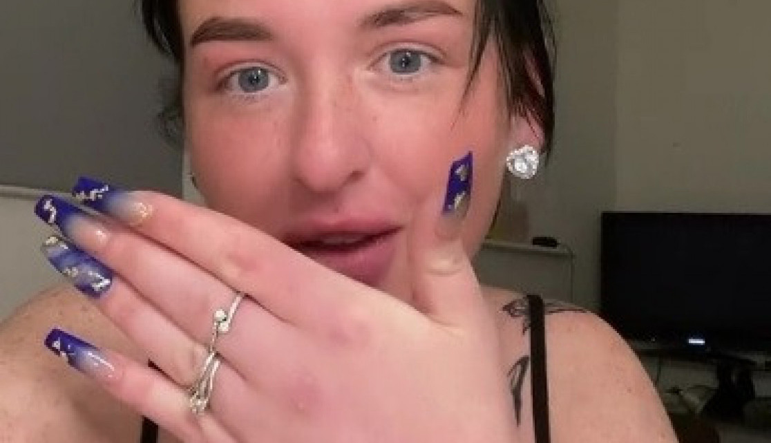 NAPREČAC JE ODLUČILA DA SE ISTETOVIRA, ALI JE POSLE 20 MINUTA USLEDIO PAKAO: Kada je sklonila ruku na snimku, ljudi zanemeli! (VIDEO)