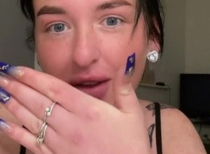 NAPREČAC JE ODLUČILA DA SE ISTETOVIRA, ALI JE POSLE 20 MINUTA USLEDIO PAKAO: Kada je sklonila ruku na snimku, ljudi zanemeli! (VIDEO)