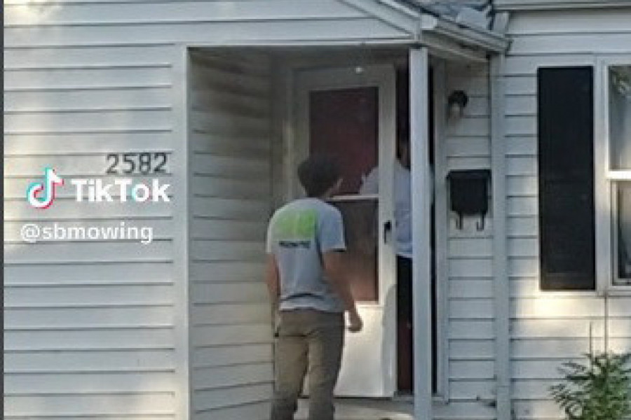 NA VRATIMA MU SE POJAVIO ČOVEK I PONUDIO MU NEŠTO KRAJNJE ŠOKANTNO: U neverici ga je gledao i pitao da li je to moguće, a onda je ovaj iz džepa izvadio i novac! (VIDEO)