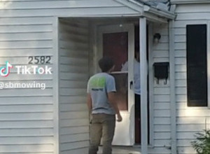 NA VRATIMA MU SE POJAVIO ČOVEK I PONUDIO MU NEŠTO KRAJNJE ŠOKANTNO: U neverici ga je gledao i pitao da li je to moguće, a onda je ovaj iz džepa izvadio i novac! (VIDEO)