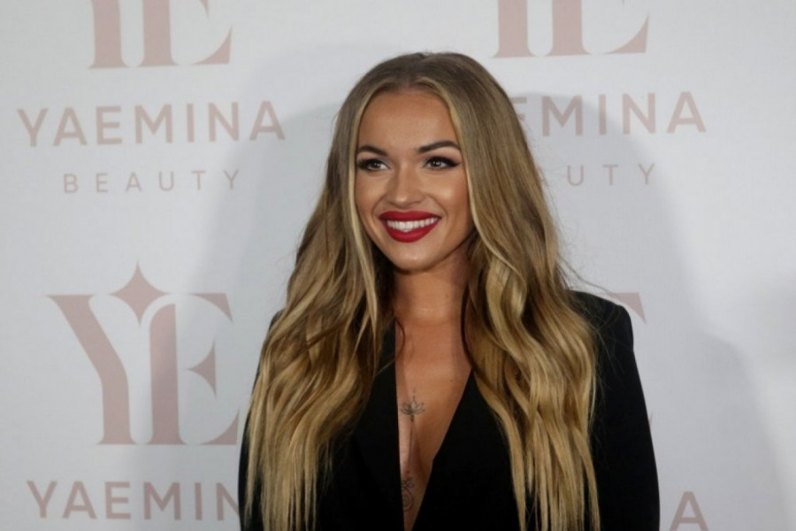 "AU, TEODORA, ŠTA TO RADIŠ?" Pevačica u tangama podigla nogu iznad glave i pokazala sve, da li je ovo moguće?! (FOTO/VIDEO)