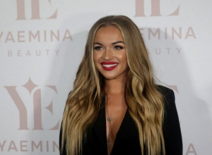 "AU, TEODORA, ŠTA TO RADIŠ?" Pevačica u tangama podigla nogu iznad glave i pokazala sve, da li je ovo moguće?! (FOTO/VIDEO)