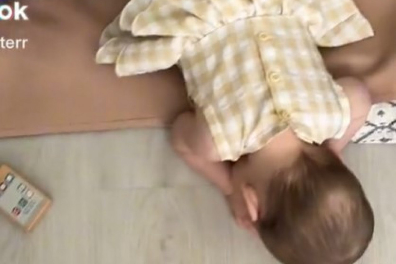 DOŠLA JE KUĆI S POSLA I ZATEKLA BEBU KAKO NEPOMIČNO LEŽI NA PODU: Agonija je trajala nekoliko minuta, sve su zabeležile kamere (VIDEO)