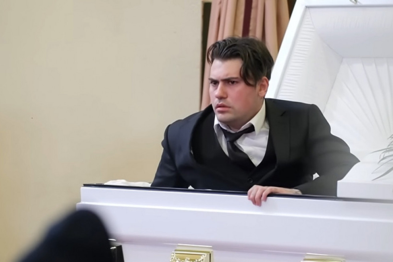 ZASPAO JE POSLE PIJANSTVA I SUTRADAN SE PROBUDIO U KOVČEGU: Oko njega u kapeli bili su svi njegovi najvoljeniji, ali nisu ga čuli kada je počeo da ih doziva! (FOTO/VIDEO)