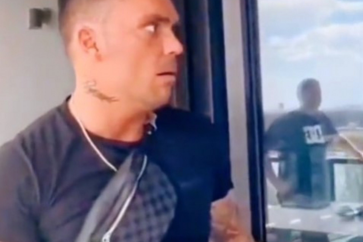 SEDEO JE NA TERASI STANA KADA JE OSETIO DA GA NEKO DODIRUJE: Okrenuo se i usledio je šok, život mu se promenio u samo nekoliko sekundi! (VIDEO)