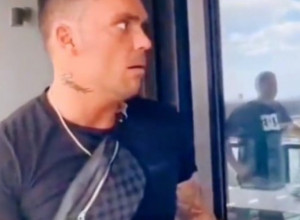 SEDEO JE NA TERASI STANA KADA JE OSETIO DA GA NEKO DODIRUJE: Okrenuo se i usledio je šok, život mu se promenio u samo nekoliko sekundi! (VIDEO)