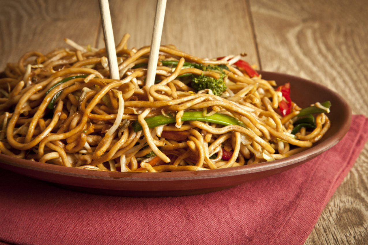 NUDLE U ČILI SOSU SA POVRĆEM: Pikantno jelo iz kineske kuhinje koje se pravi za samo nekoliko minuta!