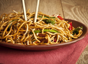 NUDLE U ČILI SOSU SA POVRĆEM: Pikantno jelo iz kineske kuhinje koje se pravi za samo nekoliko minuta!