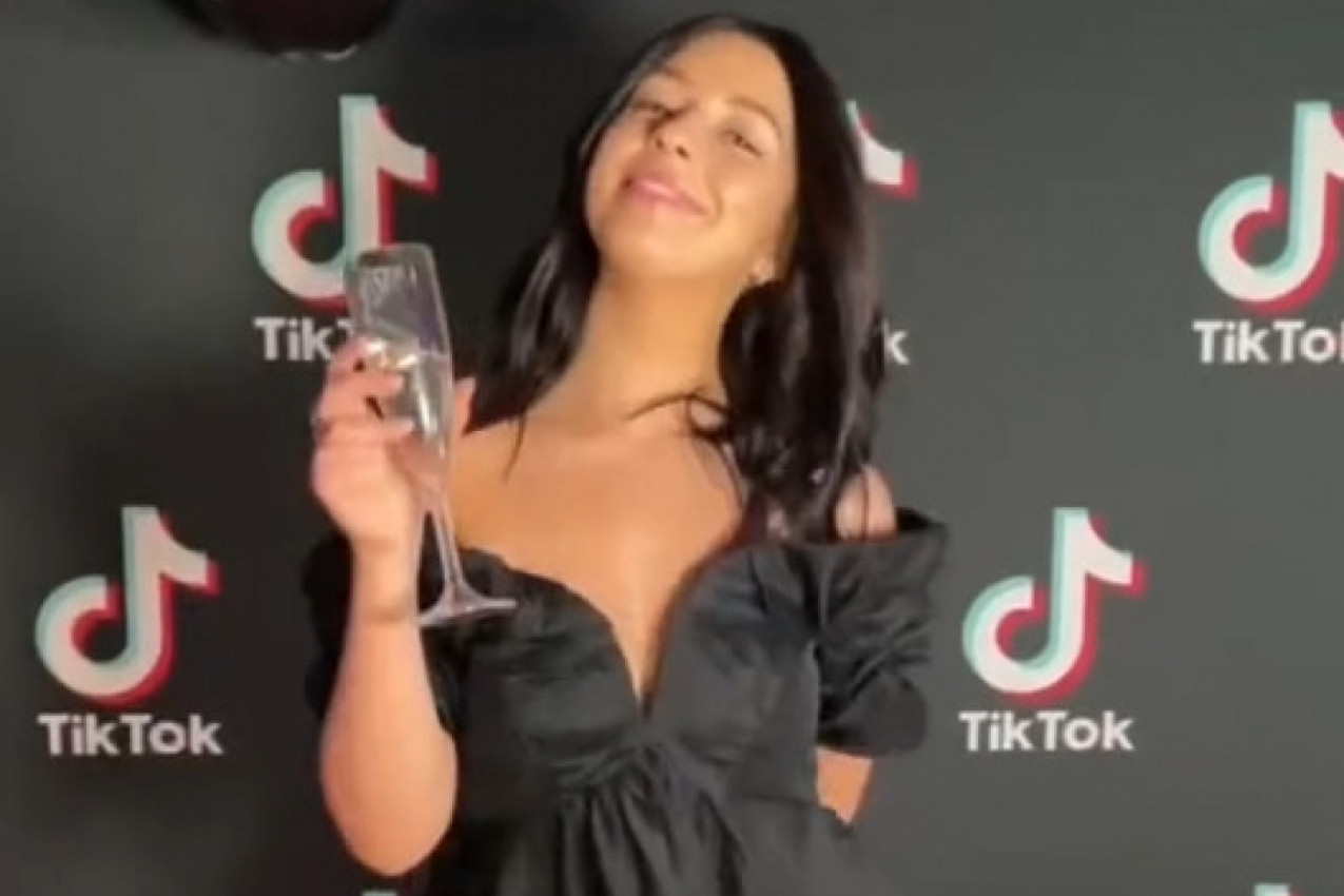 KADA SE SKINULA OTKRIO JE NJENU "PRLJAVU" TAJNU: Lepotica je mislila da će uspeti da se iskontroliše, prevara joj nije uspela (VIDEO)