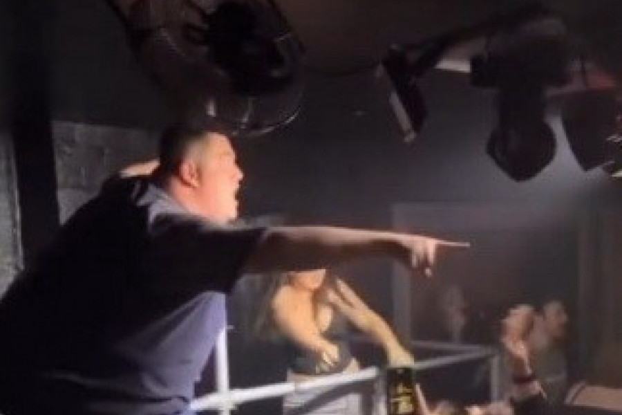 U TRANSU JE ZAPLESAO NA ŠIPKI, A JEDAN GOST JE ZAJAUKAO! Da li je moguće da poznati Tiktoker ovo nije osetio, ostao je zaprepašćen kada je video šta mu je ispod zadnjice?! (VIDEO)