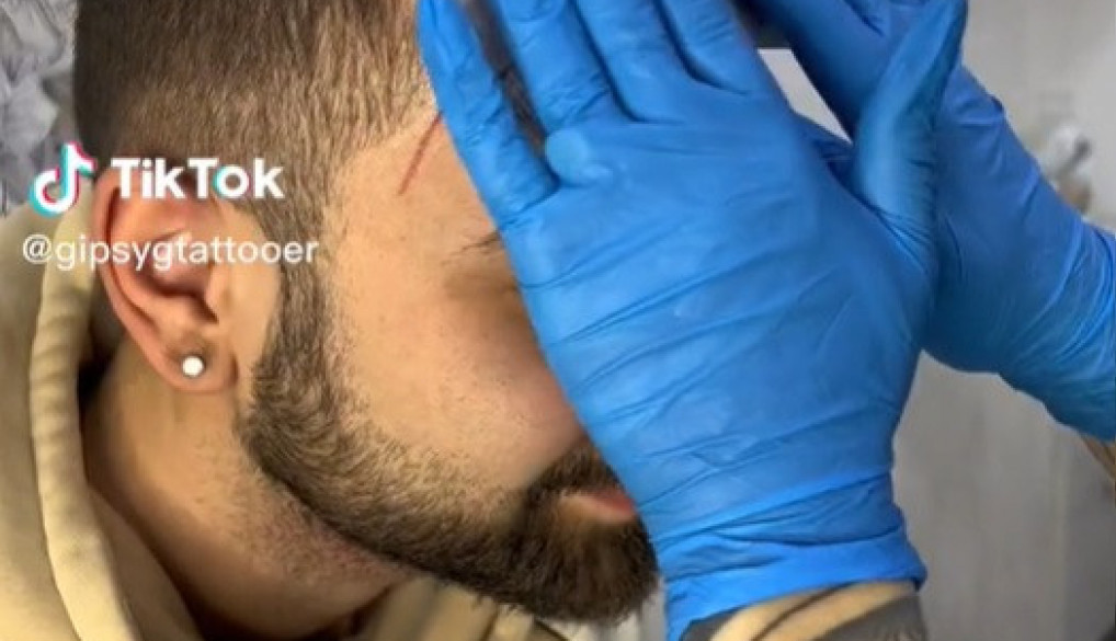 OĆELAVIO JE PA JE ODLUČIO DA ISTETOVIRA ZALISKE I ČELO: Kada je sve bilo gotovo i kada se pogledao u ogledalo vrisnuo je iz sveg glasa, a zatim počeo da rida! (VIDEO)