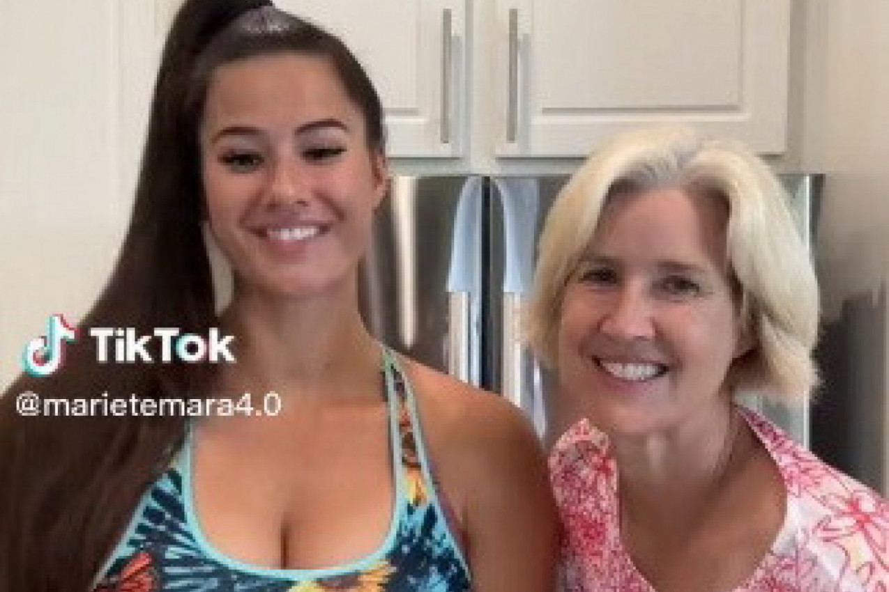 AKO STE MISLILI DA JE OVA TIKTOKERKA VISOKA SA SVOJIH 213 CM, POGLEDAJTE NJENU MAJKU! Žena zaprepašćuje pojavom! (VIDEO)