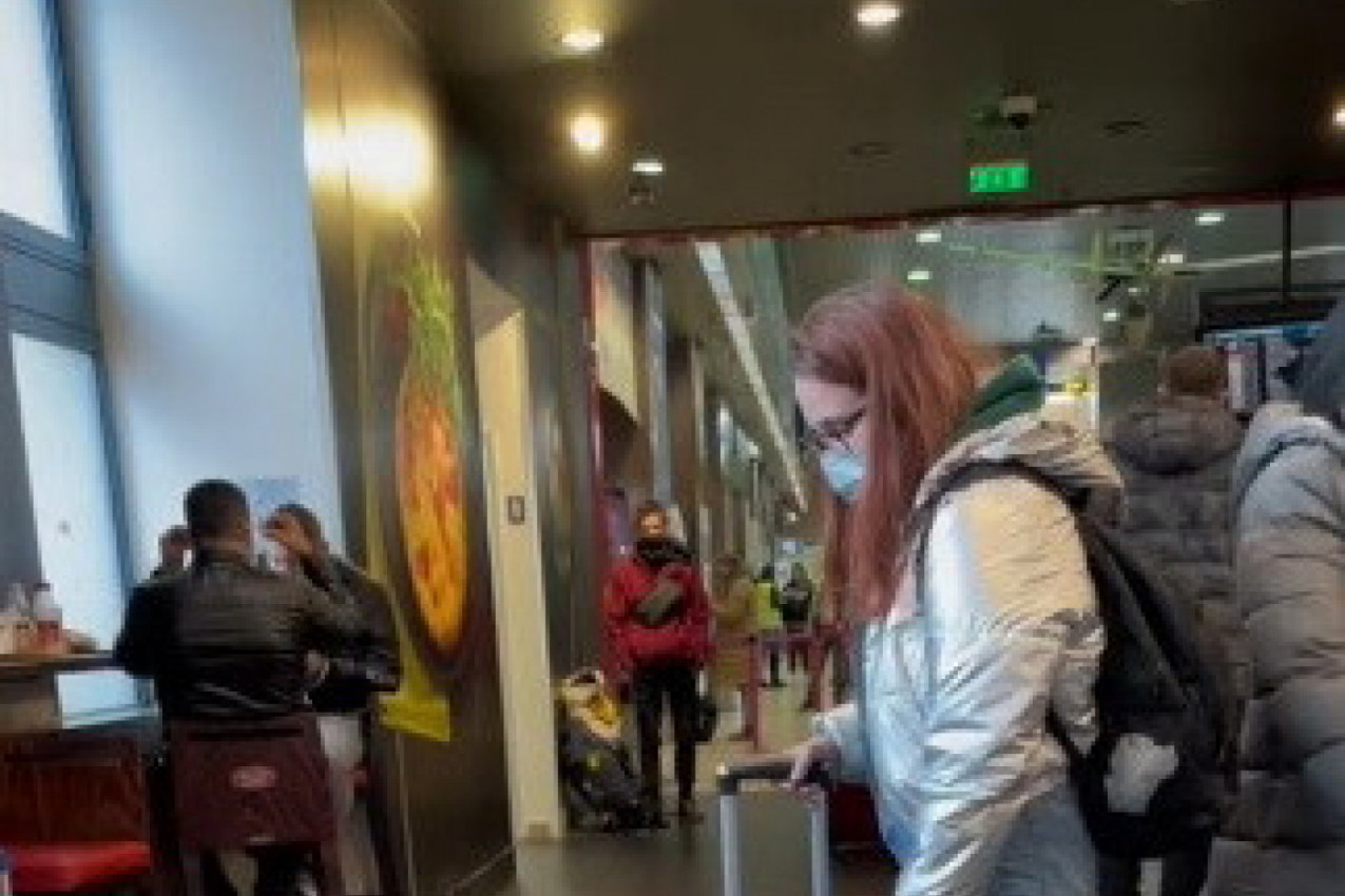 RAZMAŽENA DEVOJČICA SE BACALA PO PODU I VRIŠTALA, a onda je usledila šokantna majčina reakcija! Čitav aerodrom gledao je u neverici: Da li je ovo moguće?! (VIDEO)