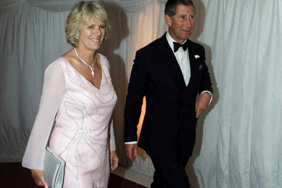 PROCURILA SLIKA RAZGOLIĆENE KAMILE, MONARHIJA U ŠOKU, ŠTA TO DRŽI U RUKAMA?! Buduća vladarka moćne kraljevine bi ovu fotografiju najradije spalila! (FOTO)