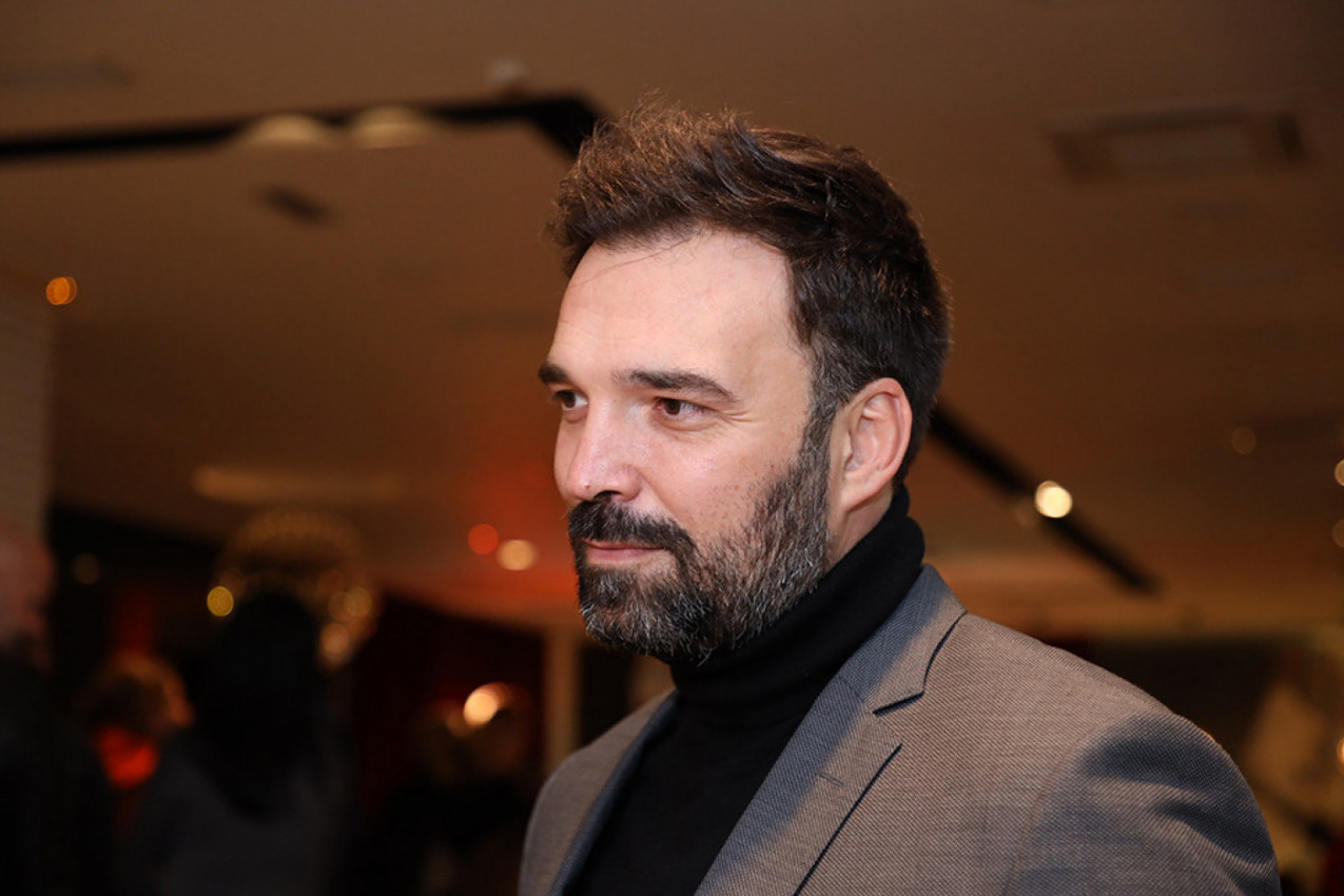 IVAN BOSILJČIĆ GRLI DRUGU ŽENU NAOČIGLED SVIH: Nije njegova supruga Jelena Tomašević, ali ju je voleo više od decenije i po! (FOTO)