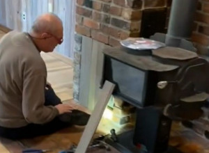 USELILI SU SE U KUĆU I PRIMETILI NEŠTO NEOBIČNO KOD STAROG KAMINA: Počeli su da kopaju i usledio je šok, osetili su nešto tvrdo, a zatim je sevnulo pod svetlošću! (VIDEO)