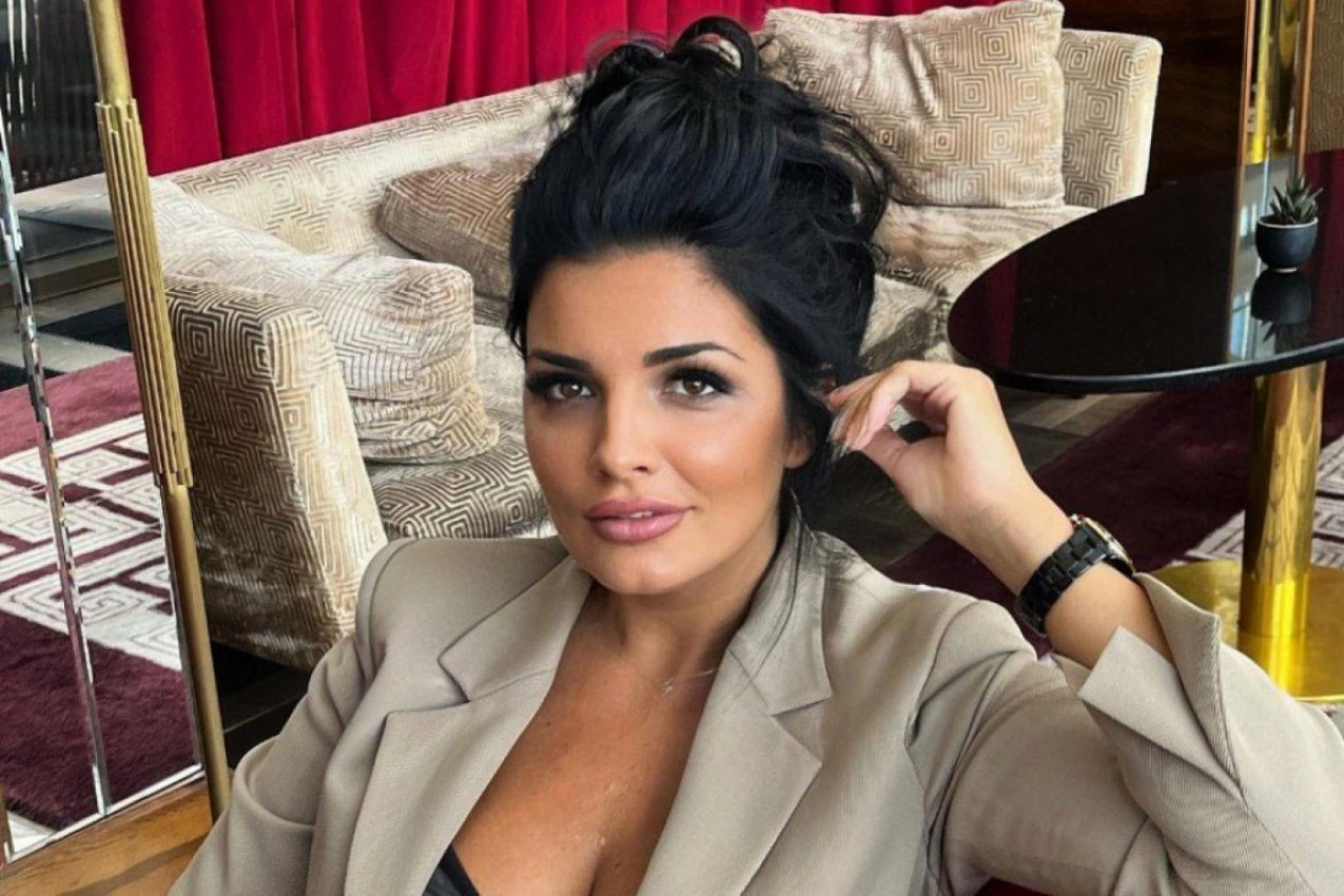 ZAVODLJIVA MILENA POPOVIĆ U ČIPKI, ljudi ne znaju gde pre da gledaju: Muškarci joj nude najneverovatnije stvari! (FOTO)