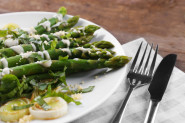 ŠPARGLA SA BELIM LUKOM I PAVLAKOM: Obrok salata koja će vas oduševiti, zdravija ne postoji!