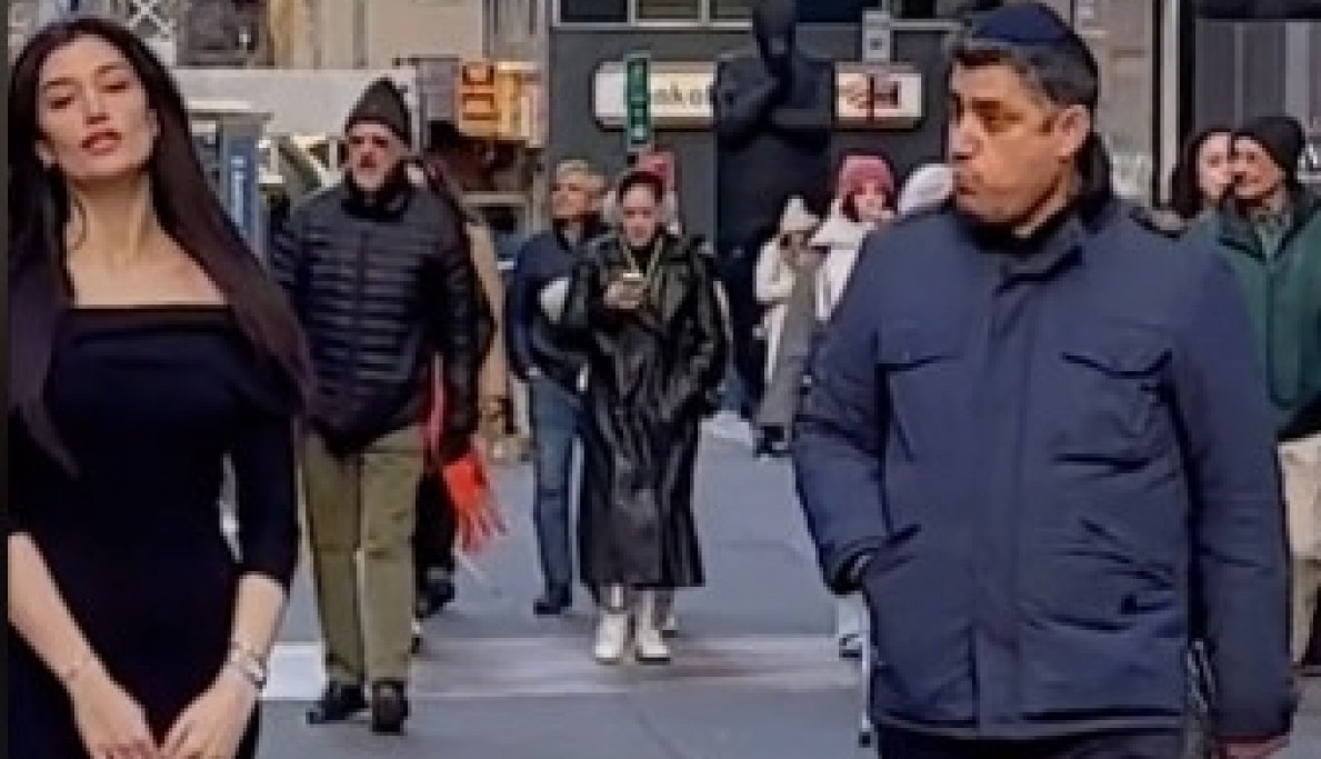 IZAŠLA JE NA ULICU, RASKOPČALA BUNDU I SKINULA JE: U trenu je nastao kolaps u saobraćaju, ljudi su u neverici gledali, a onda i povadili telefone da snimaju! (FOTO/VIDEO)