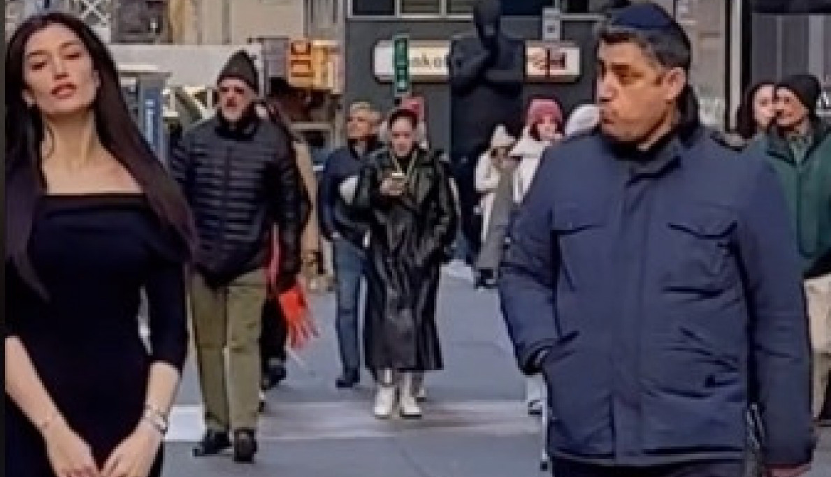 IZAŠLA JE NA ULICU, RASKOPČALA BUNDU I SKINULA JE: U trenu je nastao kolaps u saobraćaju, ljudi su u neverici gledali, a onda i povadili telefone da snimaju! (FOTO/VIDEO)