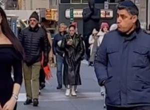 IZAŠLA JE NA ULICU, RASKOPČALA BUNDU I SKINULA JE: U trenu je nastao kolaps u saobraćaju, ljudi su u neverici gledali, a onda i povadili telefone da snimaju! (FOTO/VIDEO)