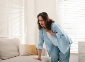 SIMPTOM RAKA PLUĆA KOJI SE JAVLJA KADA SE BUDIMO: Može da se primeti i pre dijagnoze opake bolesti, a ovo je još 8 znakova da je ona uznapredovala!