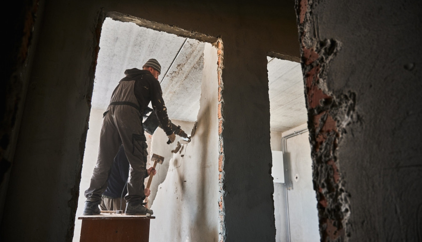 KUPIO JE JEZIVU STARU KUĆU PREKO FEJSBUKA u kojoj niko nije živeo 40 godina! Kada je počeo da razbija zidove iz njih je nešto počelo da ispada, sledio se, a onda vrisnuo od sreće! (FOTO)