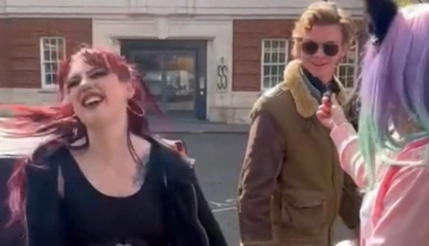 SALETALE SU LJUDE NA ULICI I NUDILE IM NOVAC ILI IZLAZAK SA NJIMA, a onda su nabasale na njega! Usledio je šok, nisu mogle da veruju šta ih je snašlo! (FOTO/VIDEO)