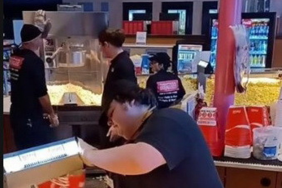 STALI SU DA KUPE KOKICE I NISU MOGLI NI DA SANJAJU ŠTA ĆE IH SNAĆI: Gledali su u prodavca u čudu! (VIDEO)