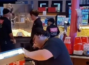 STALI SU DA KUPE KOKICE I NISU MOGLI NI DA SANJAJU ŠTA ĆE IH SNAĆI: Gledali su u prodavca u čudu! (VIDEO)