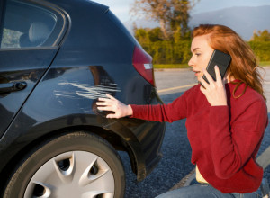 SKIDANJE OGREBOTINA SA AUTOMOBILA UZ SAMO 2 SASTOJKA: Evo šta je potrebno da učinite kako biste svom vozilu vratili stari sjaj (VIDEO)