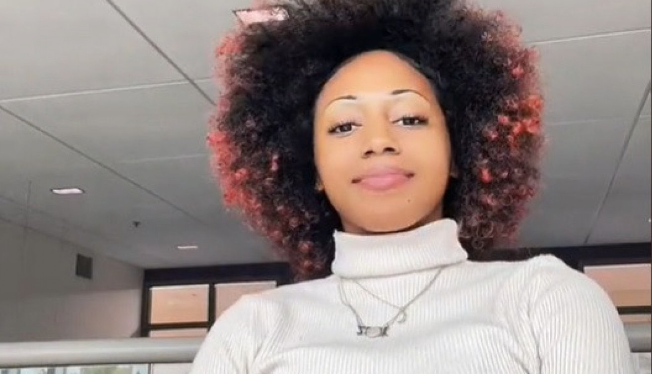 GODINAMA NOSI GROZNO OBELEŽJE NA VRATU: Kija je želela da uradi nežan cvet, a kada je videla svoju tetovažu ostala je u neverici, godinama skriva svoje telo!