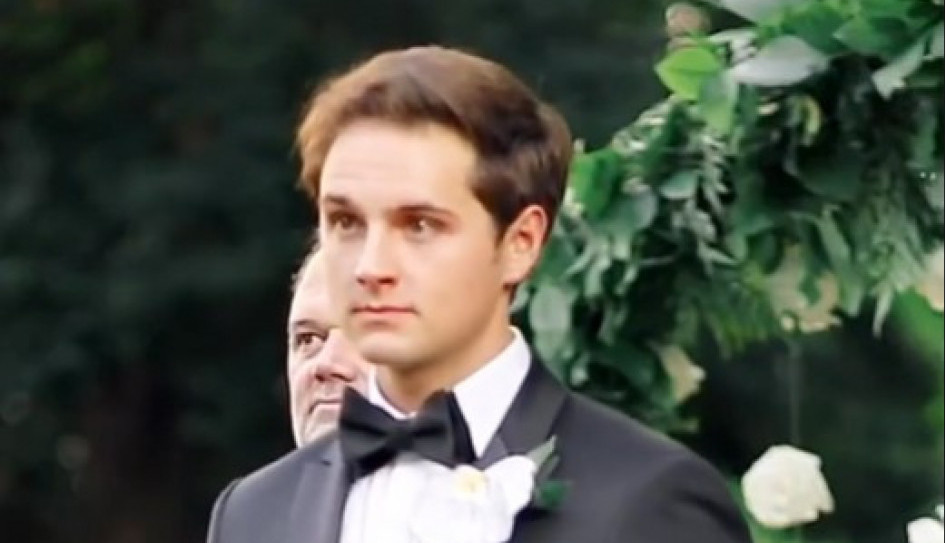 O REAKCIJI OVOG MLADOŽENJE PRIČA CEO SVET: Čekao je mladu pred oltarom, a kada ju je ugledao usledio je šok! (VIDEO)