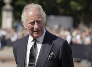 TAJNA DVE KRUNE KRALJA ČARLSA: Dragocenosti optočene s hiljadama dijamanata, draguljima, biserima i rubinima,  a evo šta simbolizuju! (FOTO)