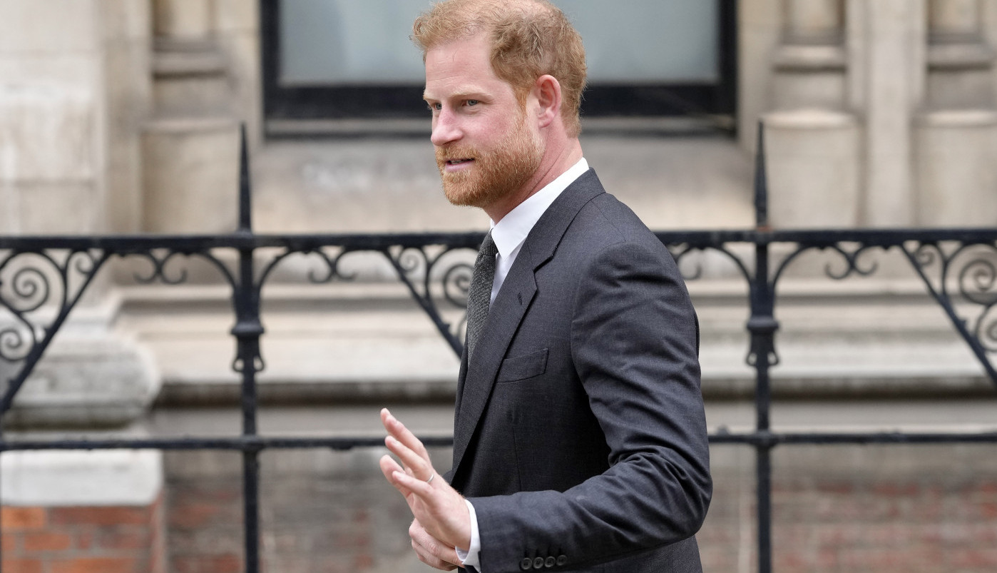 STIGAO HARI! Britanski mediji u transu, niko nije očekivao da će mladi kraljević učiniti OVO, da li mu sledi novo poniženje na dan očevog krunisanja? (FOTO/VIDEO)