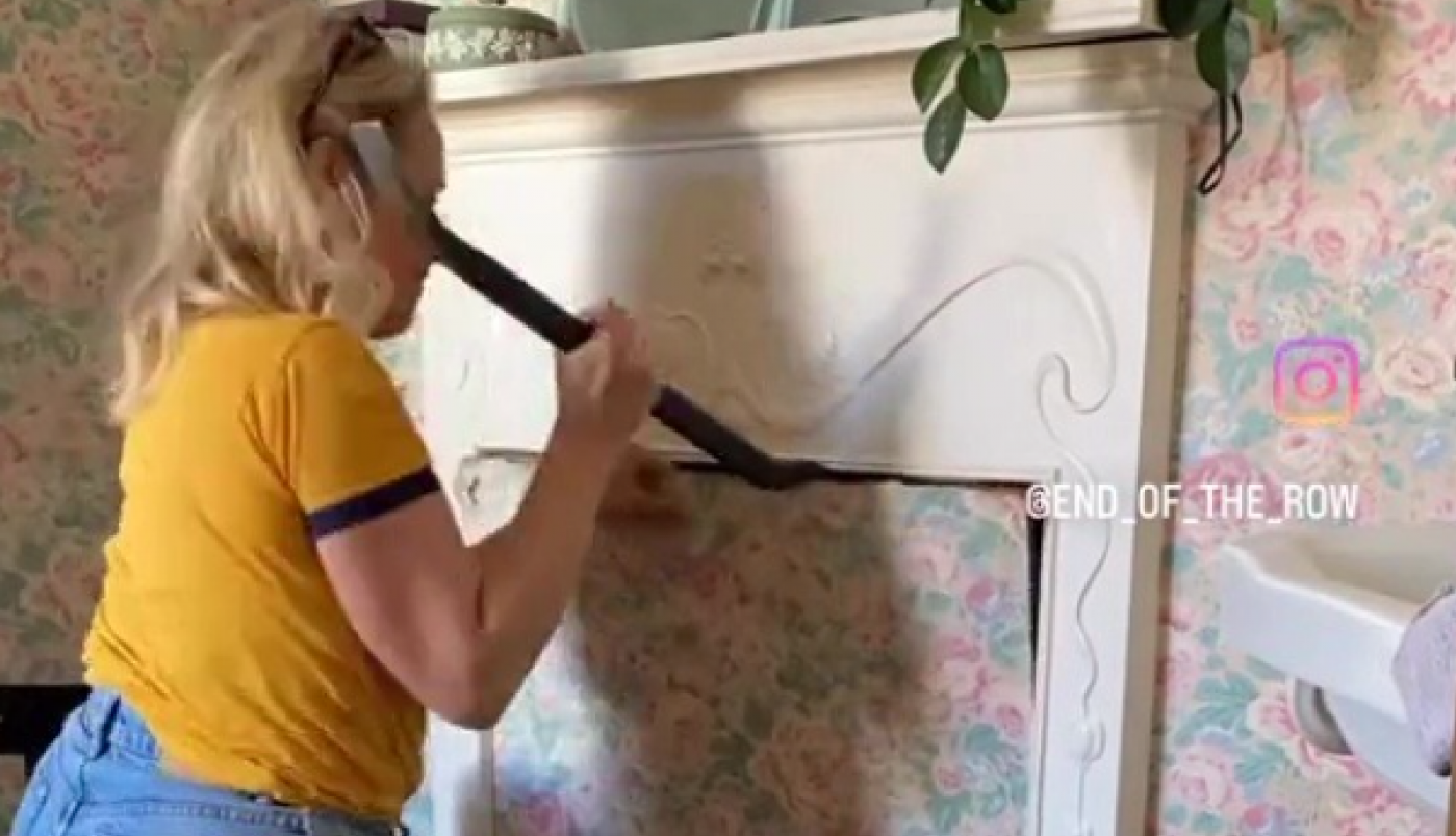 ČEKALA SAM 6 MESECI DA OTKRIJEM ŠTA SE KRIJE IZA STARIH CVETNIH TAPETA U KUĆI KOJU SAM KUPILA! UsledilI su šok, neverica i vrisak: Ali zašto bi iko na svetu krio ovako nešto?! (FOTO/VIDEO)