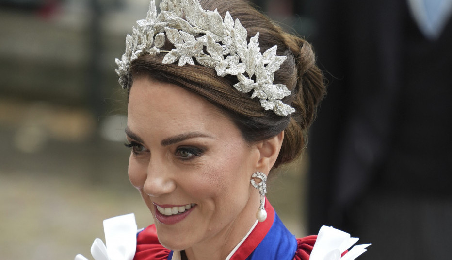 SVI BRUJE O KEJT MIDLTON I NJENOM POTEZU TOKOM KRUNISANJA: Njena haljina ostavila je bez daha! (FOTO)