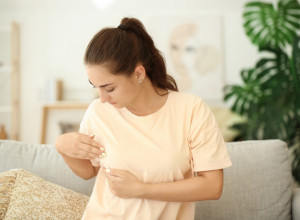 NETIPIČNI SIMPTOMI RAKA DOJKE KOJE SVI ZANEMARUJEMO: Bolest od koje u Srbiji godišnje oboli 4.600 žena može se prepoznati po koži (FOTO)