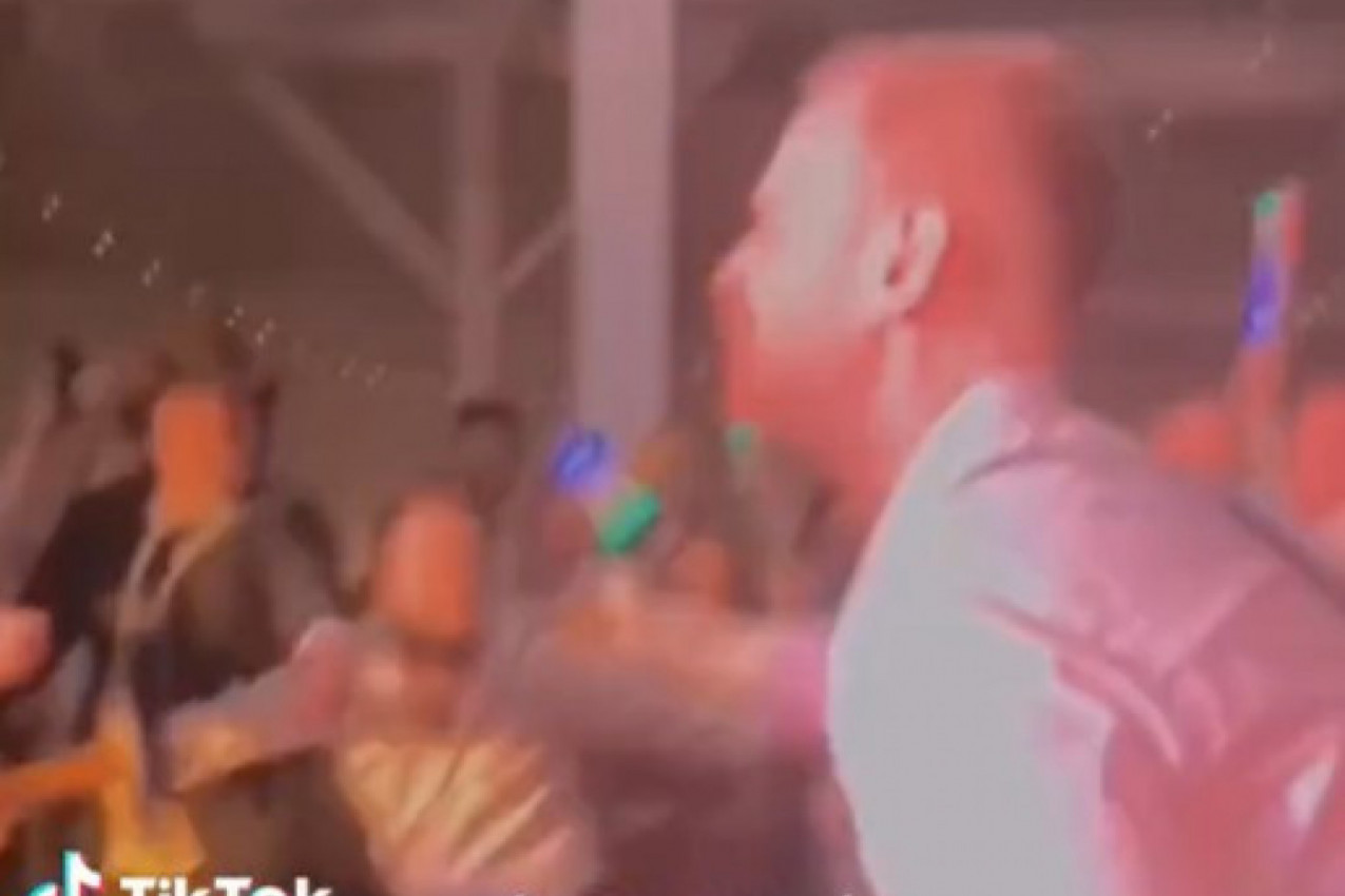 USRED ŽURKE I LUDOG PROVODA MLADIĆ JE URADIO NEŠTO NEČUVENO: Kada je to videla njegova devojka počela je da vrišti iz sveg glasa (VIDEO)