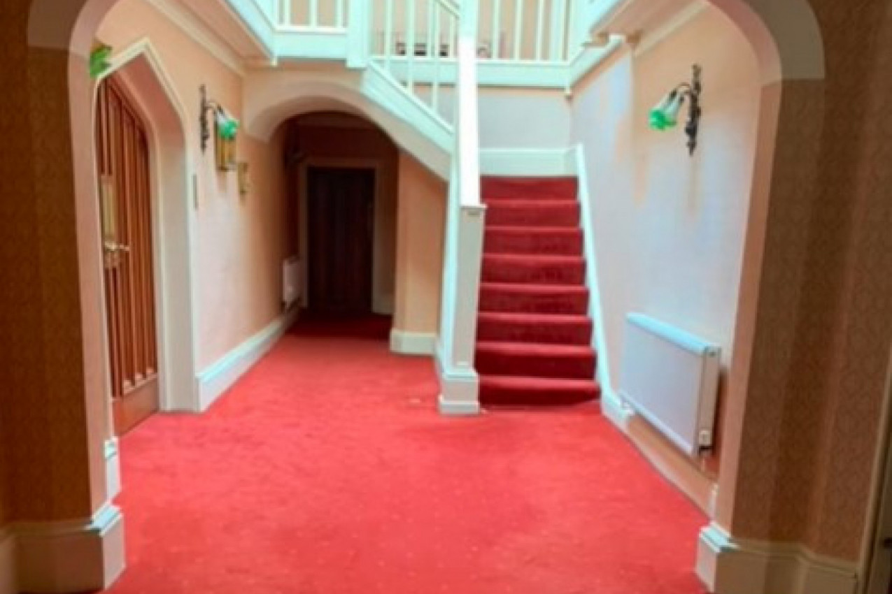 RENOVIRALI SU STARU KUĆU I JEDVA PODIGLI NA DESETINE METARA STAROG, POBUĐALOG ETISONA: A onda su ispod njega zatekli nestvaran prizor, nisu mogli da veruju svojim očima! (VIDEO)