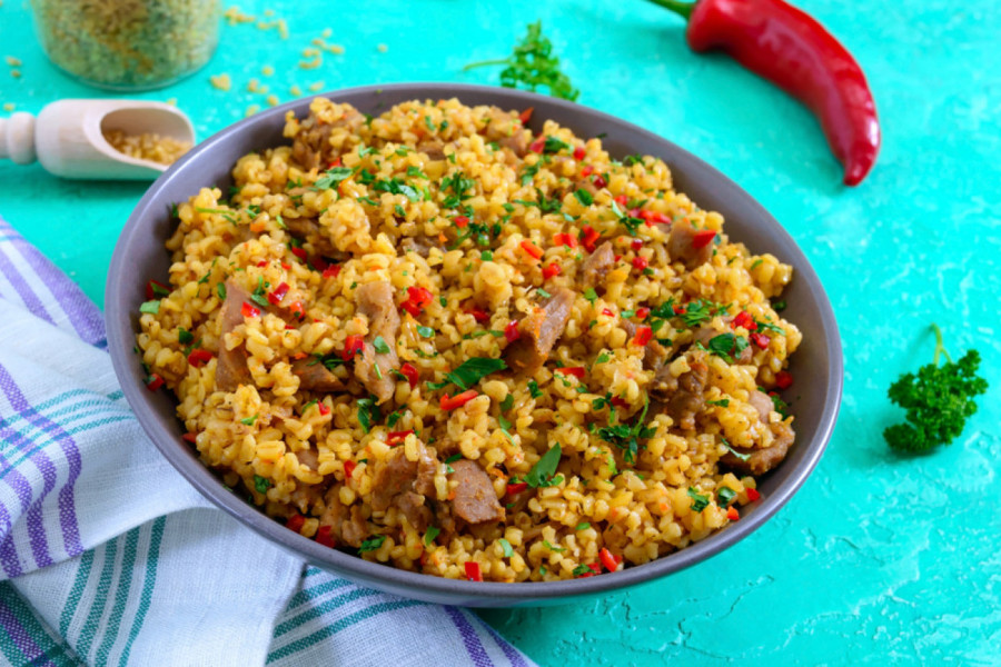 BULGUR SA PILETINOM I POVRĆEM: Savršeno tursko jelo spremno za tren, a obožavaće ga cela porodica!