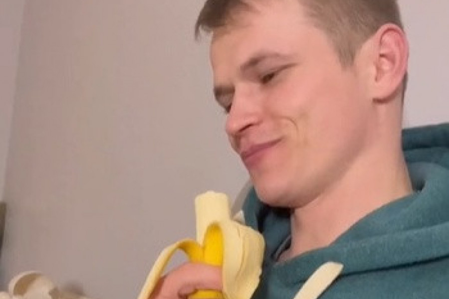 SEDEO JE U DNEVNOJ SOBI I JEO BANANU, A ONDA MU SE ON PRIKRAO! U jednom trenu sve je nestalo, ljudi u šoku: Da ovo vidim u mraku, vrištala bih iz sveg glasa! (VIDEO)