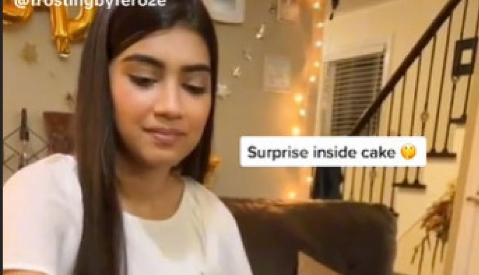DOBILA JE ROĐENDANSKU TORTU NA POKLON, A KADA JE SKLONILA DEKORACIJU USLEDIO JE ŠOK: Zanemela je nakon onoga što je u njoj pronašla! (VIDEO)