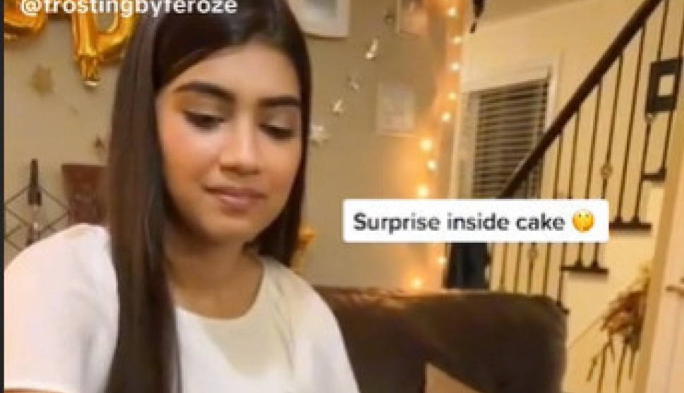 DOBILA JE ROĐENDANSKU TORTU NA POKLON, A KADA JE SKLONILA DEKORACIJU USLEDIO JE ŠOK: Zanemela je nakon onoga što je u njoj pronašla! (VIDEO)