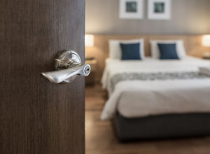 DA LI ZATVARATE VRATA SOBE KADA SPAVATE? Ova odluka može vam spasti život!