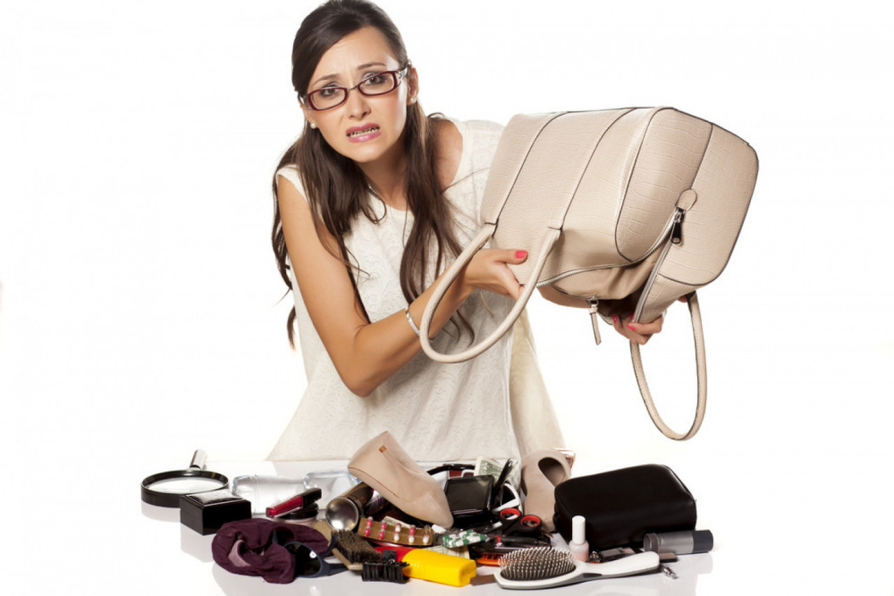 MNOGI OD NAS OVO NOSE U TORBAMA, A TO JE KOBNA GREŠKA: Ne samo da privlačimo lošu energiju, već i sitomaštvo, REŠITE GA SE ŠTO PRE!