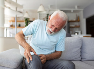 OVO SU PRVI SIMPTOMI POJAVE KRVNOG UGRUŠKA: Javljaju se nakon dužeg sedenja i mnogo pre postavljanja opasne dijagnoze koja može da bude i FATALNA!