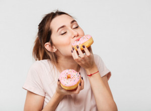 UKOLIKO VAM SE STALNO JEDE SLATKO, TELO VAM ŠALJE OZBILJAN SIGNAL ZA UZBUNU: Evo na koje promene morate posebno da obratite pažnju (FOTO)