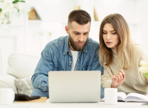 MOJ MUŽ JE TAJNO UZEO 8.000 SA NAŠEG RAČUNA: Krađa je samo deo njegove šokantne tajne, evo na šta je proćerdao novac! (FOTO)