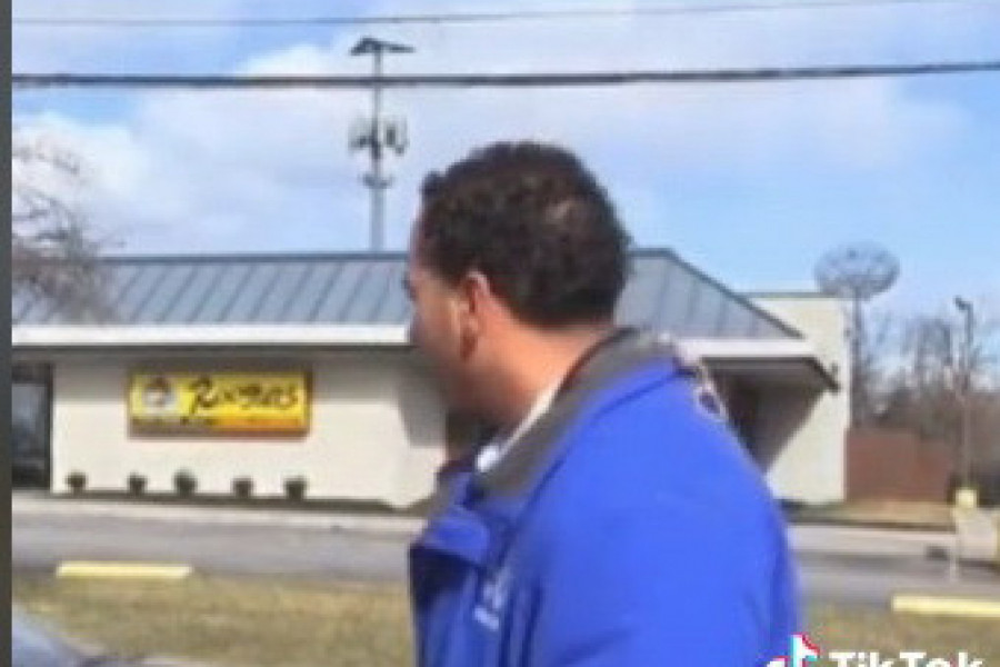 ŠOK U PROGRAMU UŽIVO! Reporter je bio pred kamerom, a onda se iznenada iza njega zaustavio automobil, U TRENU JE USLEDIO PREKID! (VIDEO)